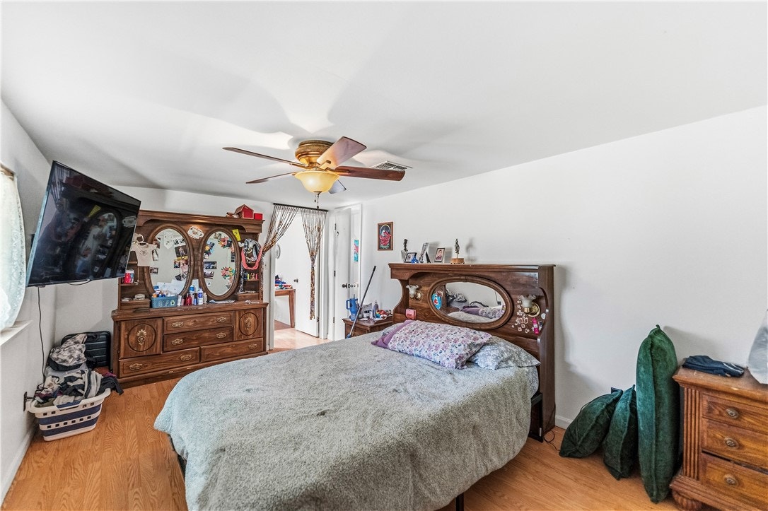 Bedroom in the original listing photograph