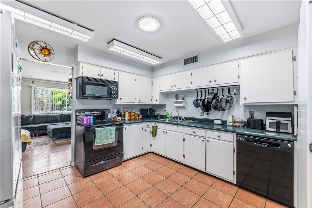 Kitchen in the original listing photograph