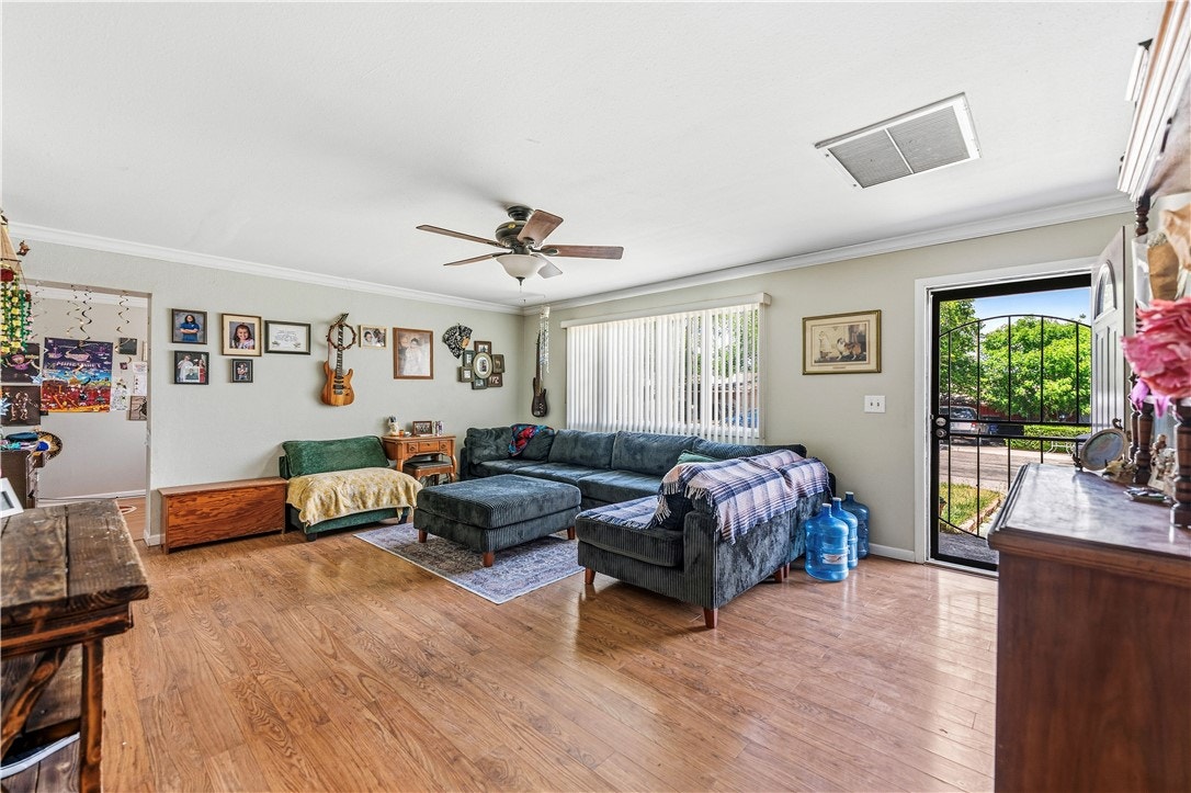 Living room in the original listing photograph